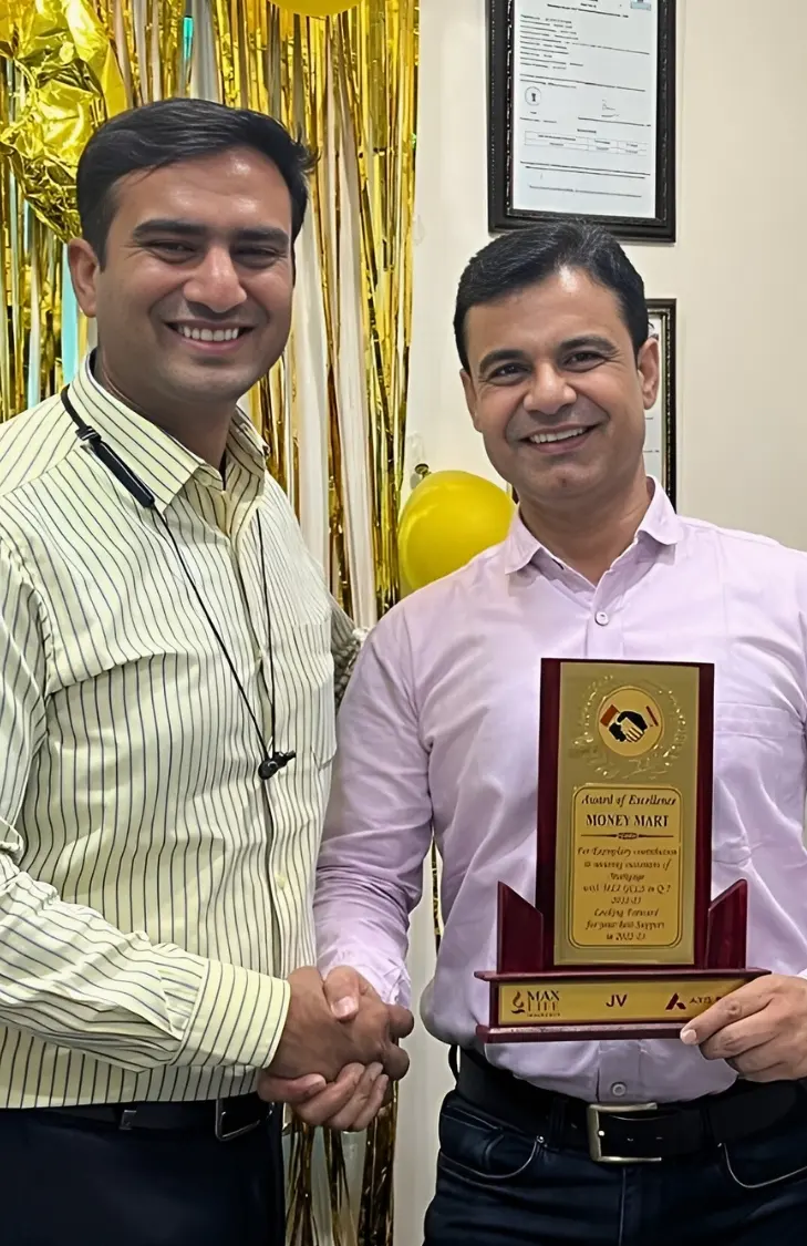 Rohit Soni receiving award - Money Mart