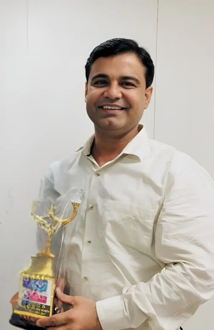 Rohit Soni receiving award - Money Mart